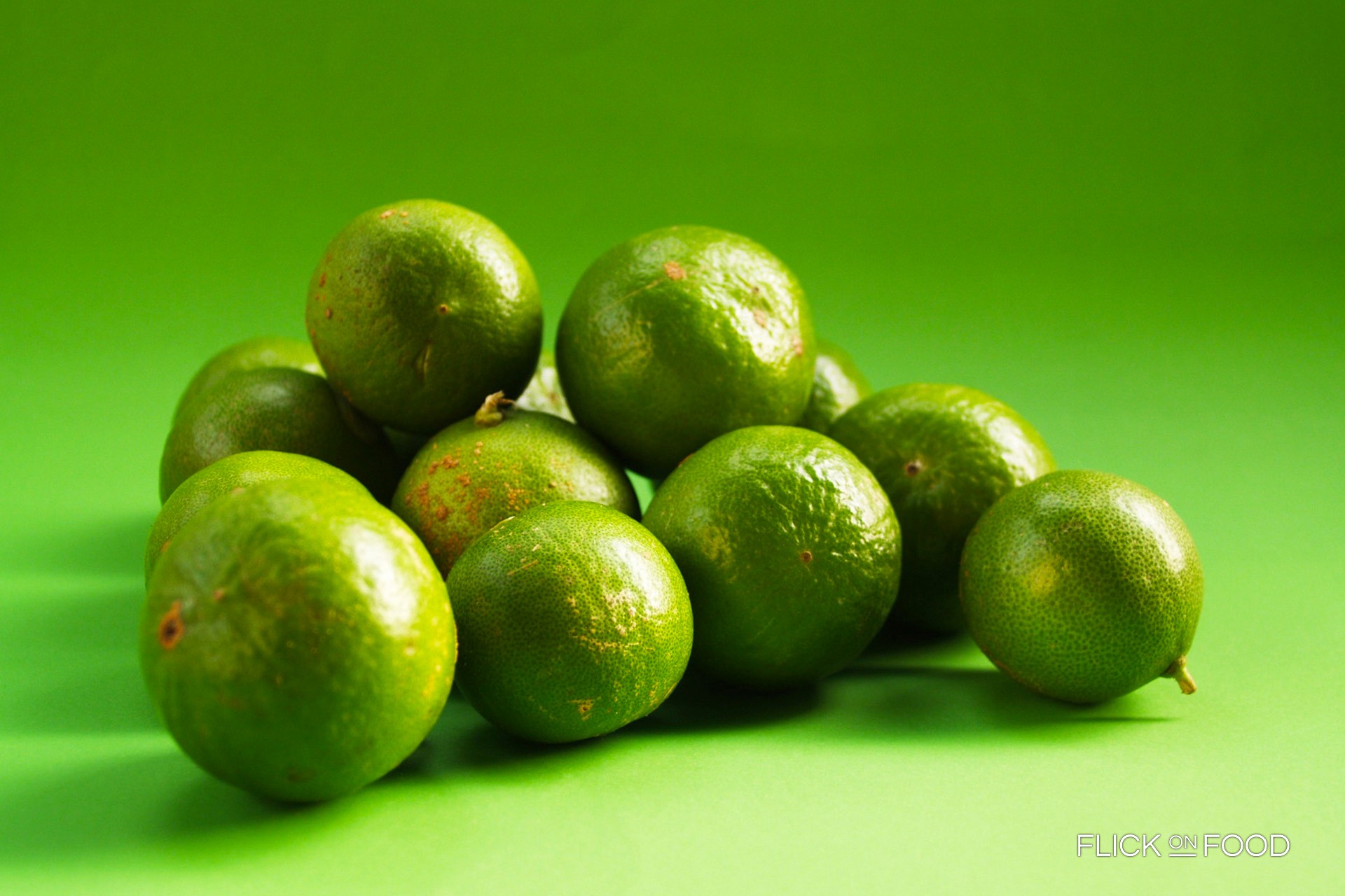 Польза кожуры лимонов. Зеленый фрукт. Лайм фрукт. Зеленый лимон. Лайм фрукт полезные.
